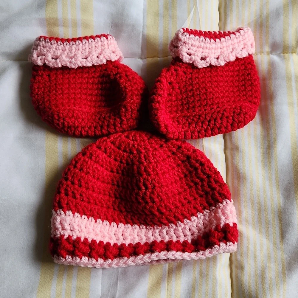 Newborn baby girl set, booties and beanie